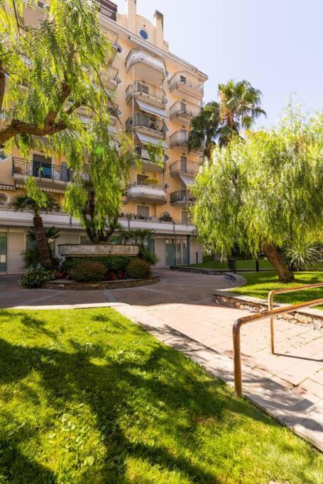 Appartement Centrale Vicino Spiagge E Ciclabile + Box-Auto ! à Arma di Taggia Extérieur photo